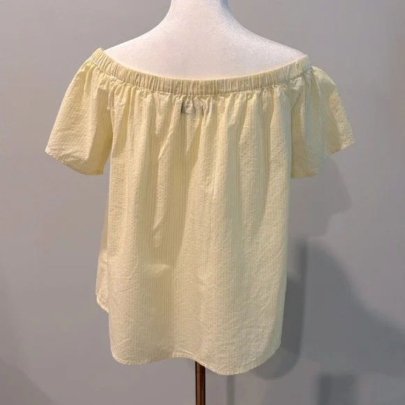 Abercrombie pale yellow seersucker off the shoulder top. Size small. - Picture 2 of 5